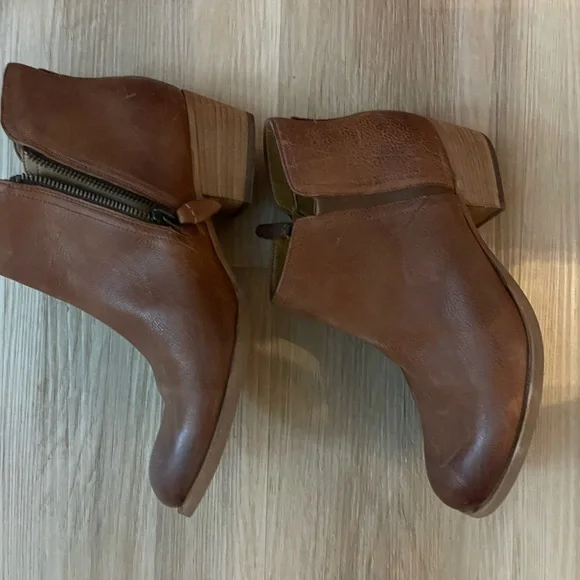 Clarks Brown Ankle Boots - Picture 3 of 5